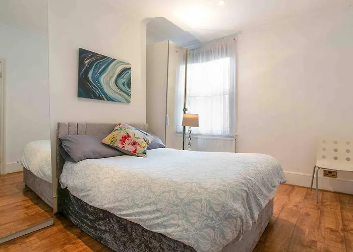 Large 3 Bedroom Modern Apartment Close To Central London