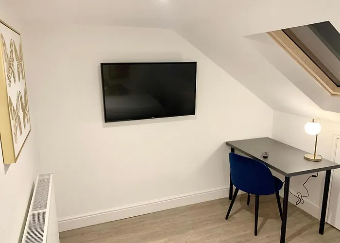 Large 3 Bedroom Modern Apartment Close To Central London