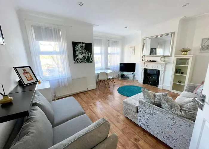 Large 3 Bedroom Modern Apartment Close To Central London