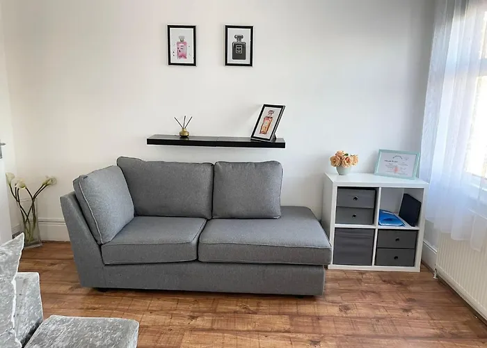 Large 3 Bedroom Modern Apartment Close To Central London