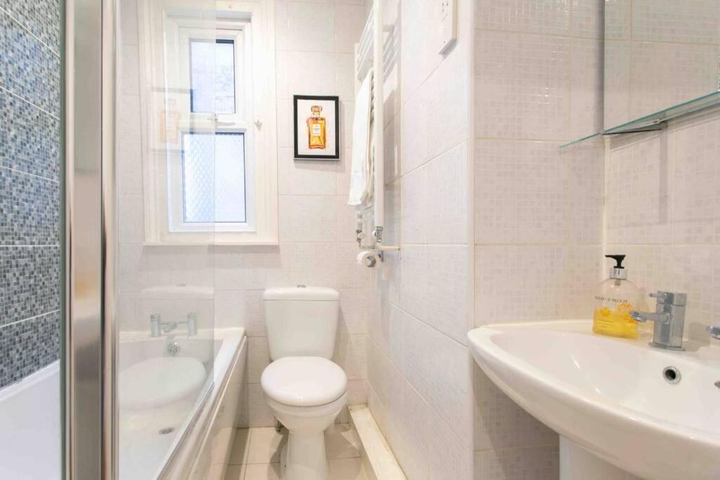 Large 3 Bedroom Modern Close To London *