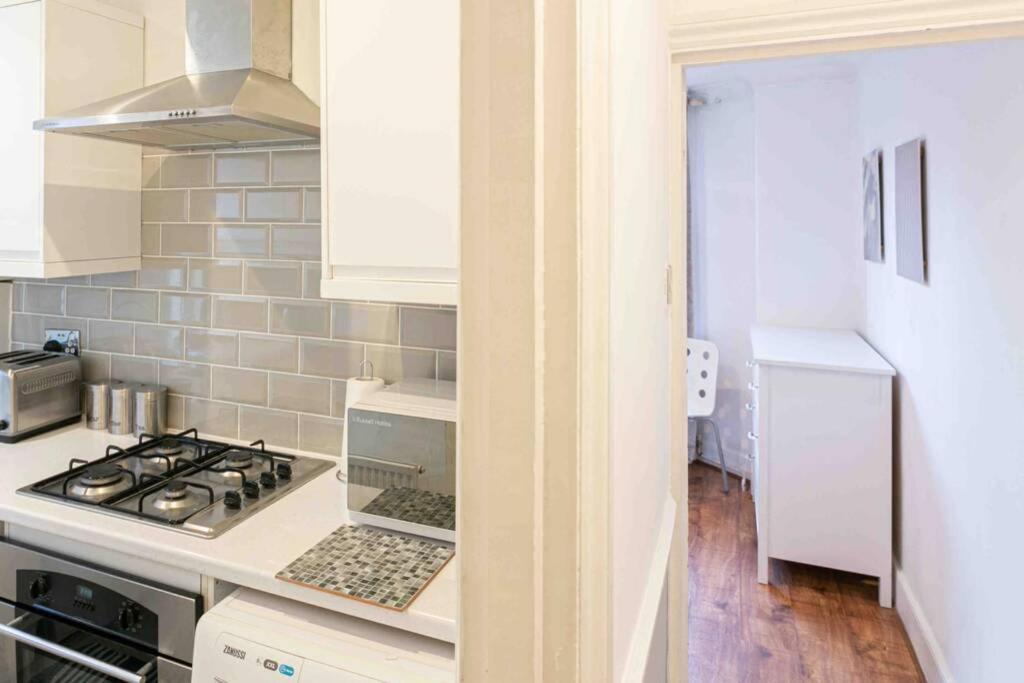 Large 3 Bedroom Modern Close To London Apartment