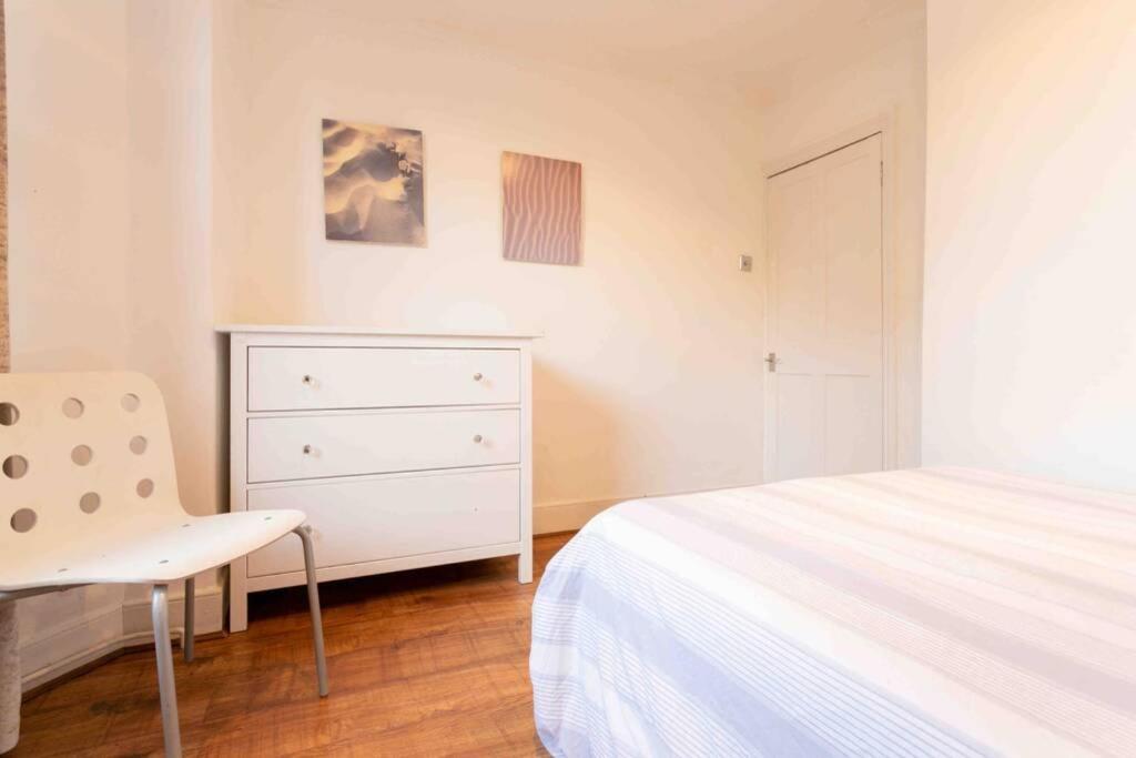 Large 3 Bedroom Modern Close To London Apartment Finchley