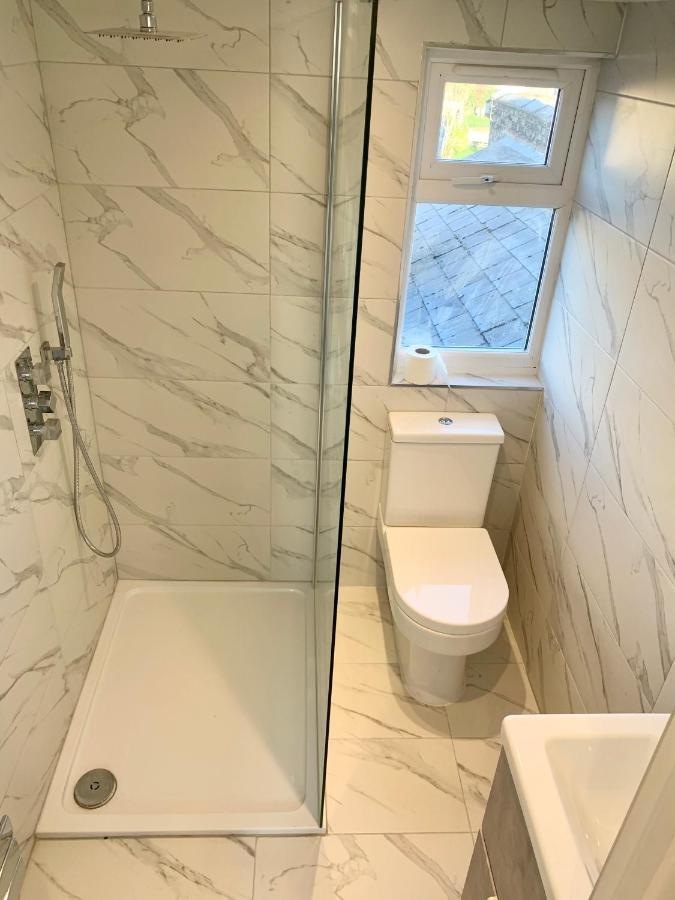 Large 3 Bedroom Modern Close To London *