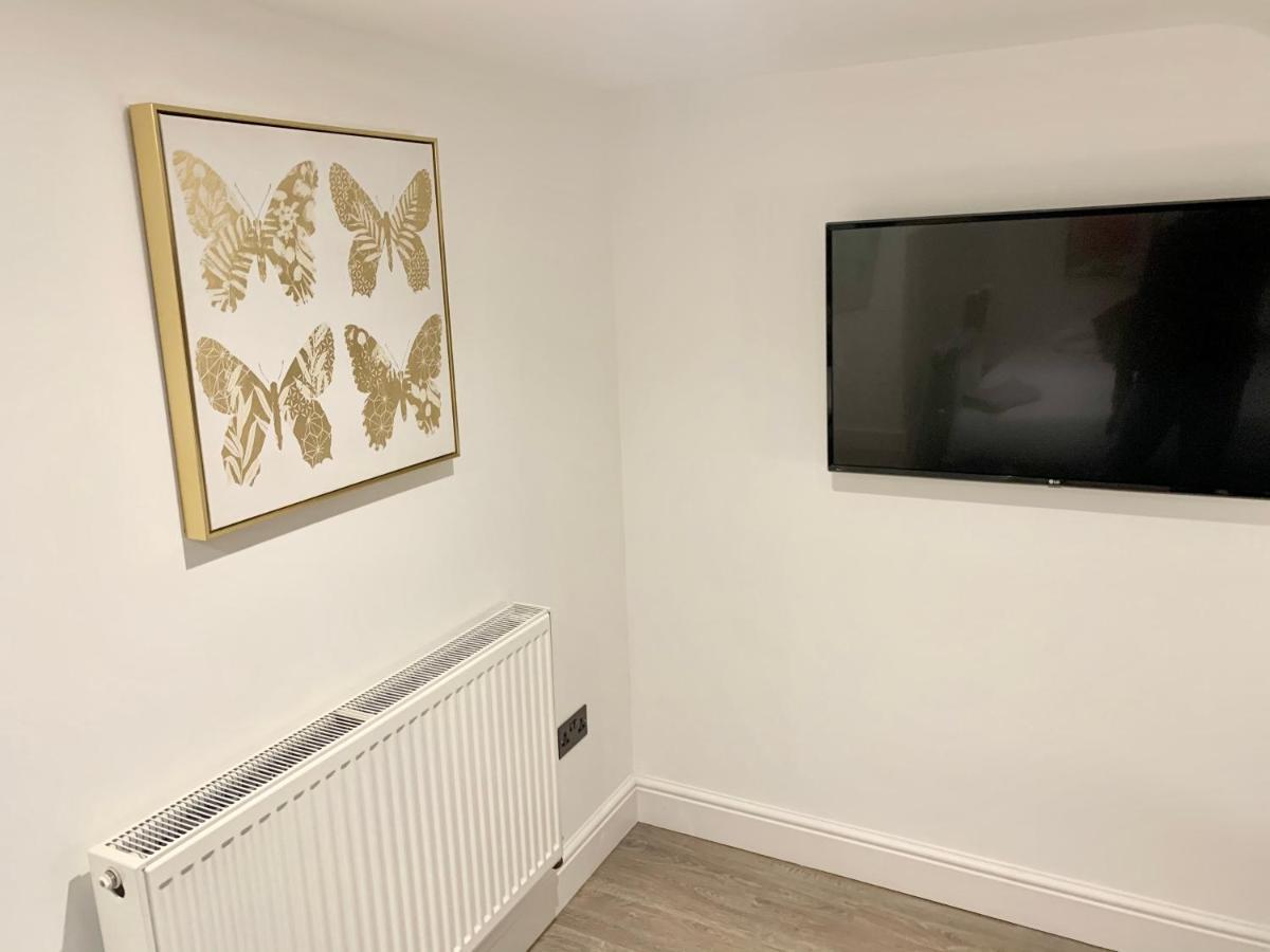Large 3 Bedroom Modern Close To London *