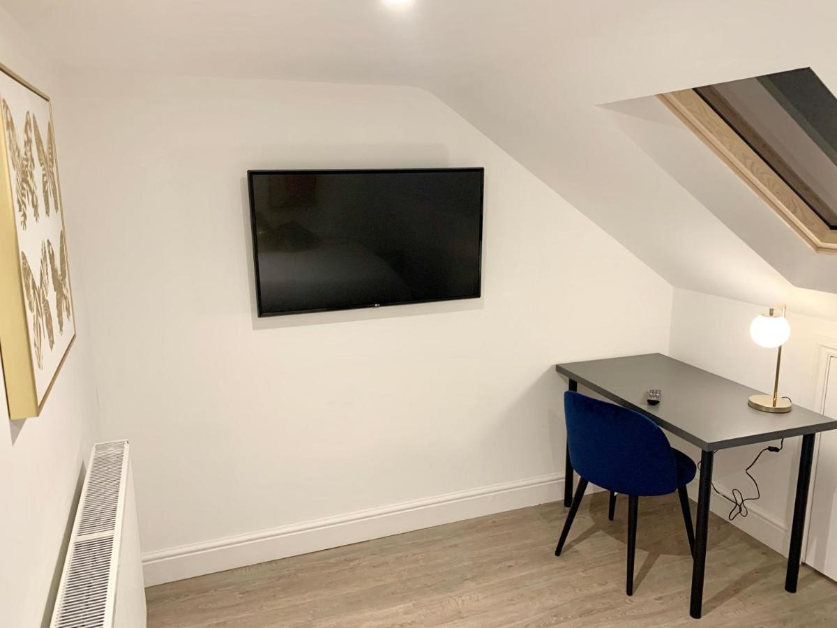 Large 3 Bedroom Modern Close To London Apartment Finchley