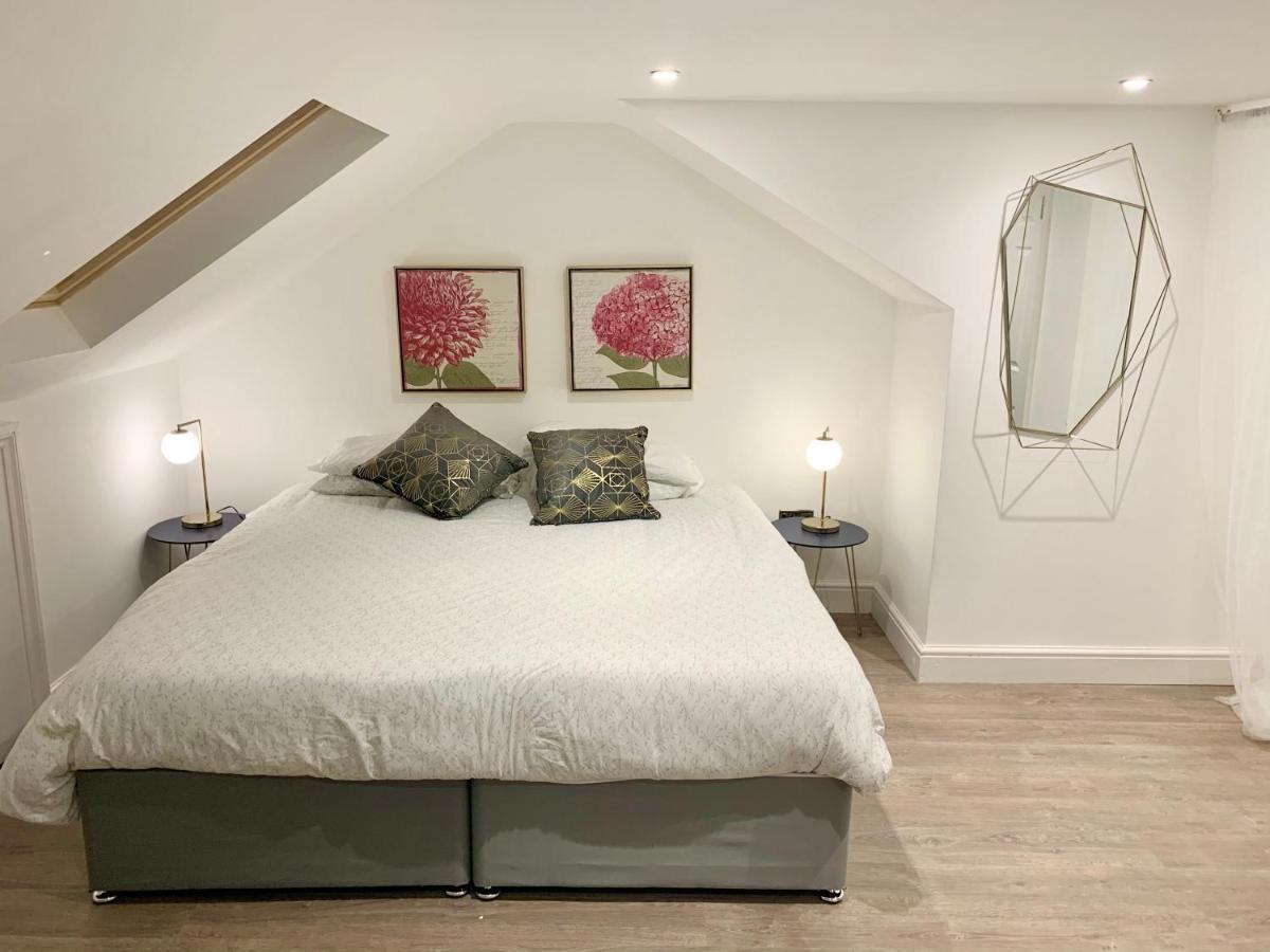 Large 3 Bedroom Modern Close To London Apartment