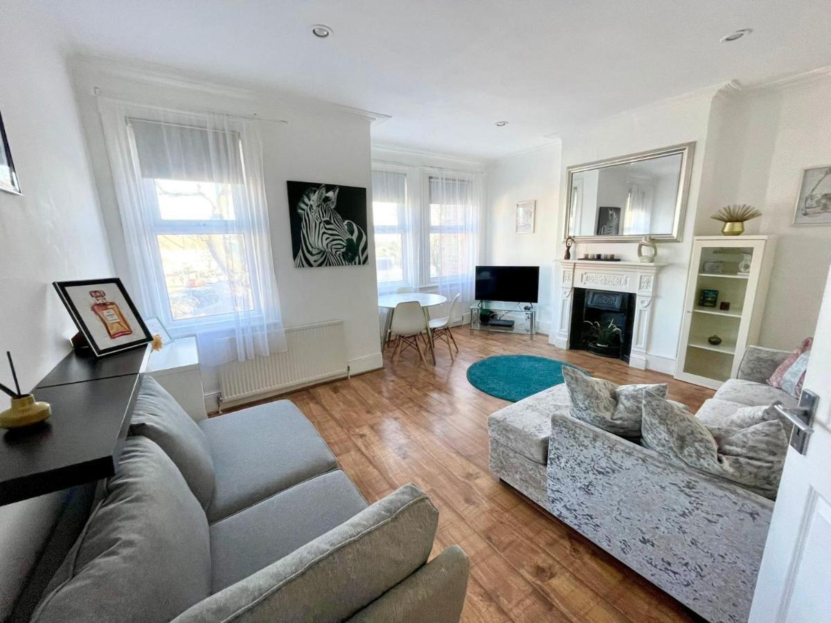 Large 3 Bedroom Modern Close To London Apartment