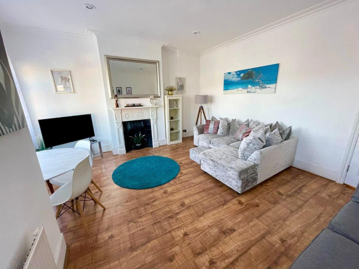 Large 3 Bedroom Modern Close To London