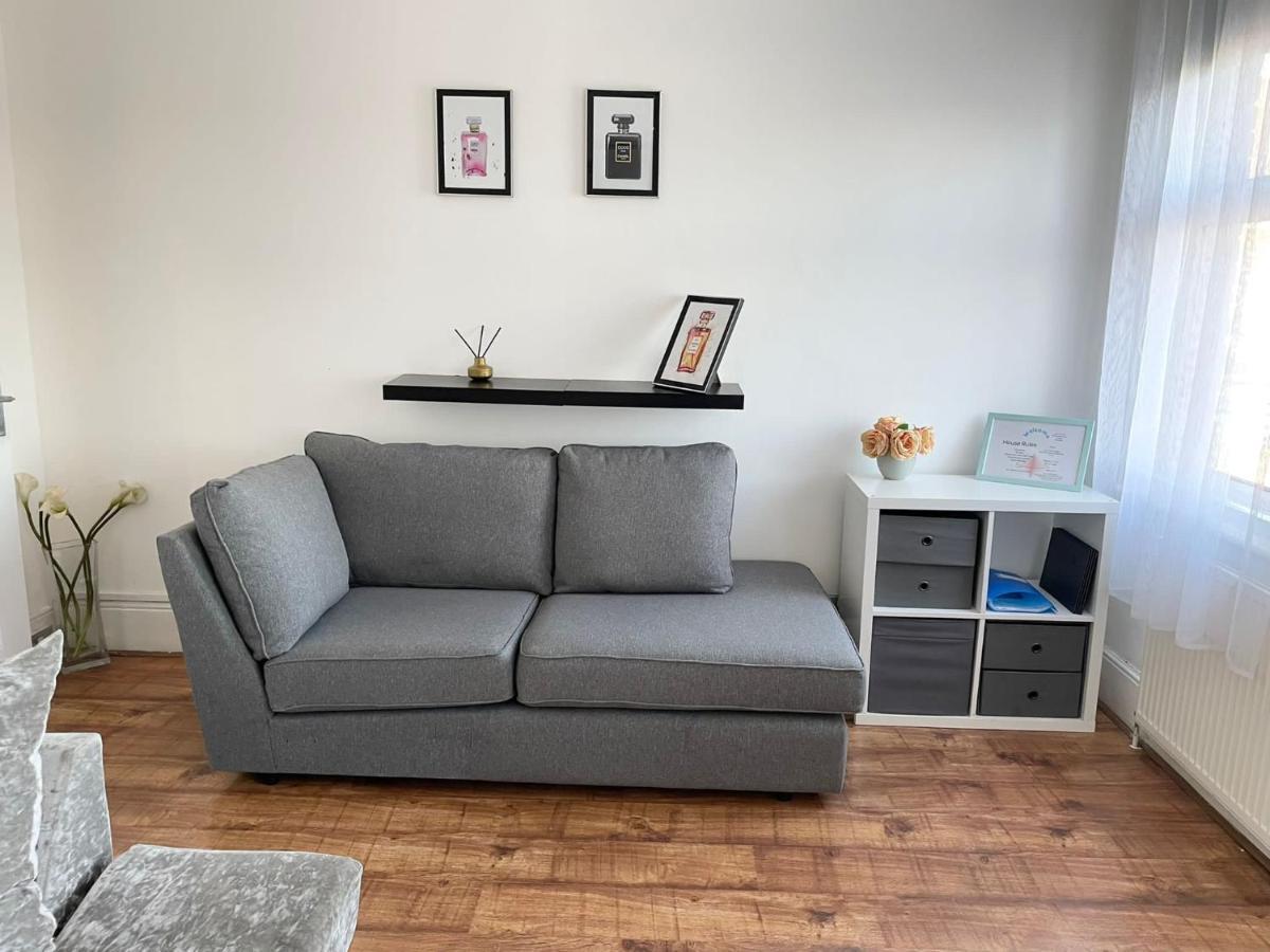 Large 3 Bedroom Modern Close To London *
